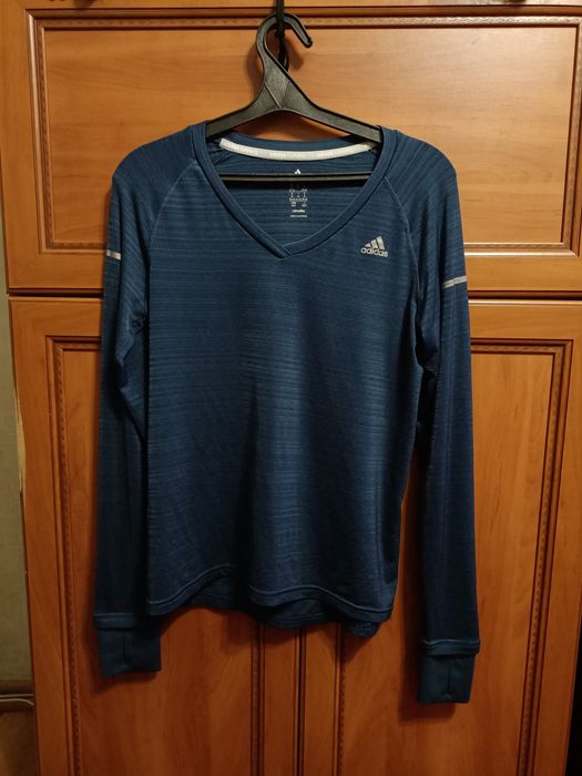 Одежа-кофта adidas.