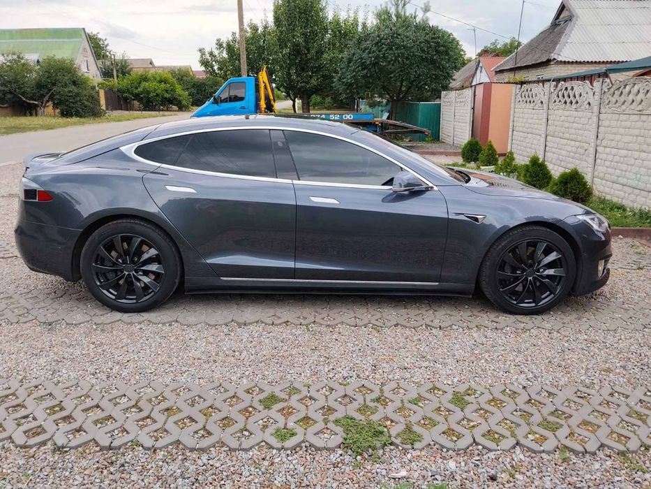 Тесла модел s 18 год . 100D