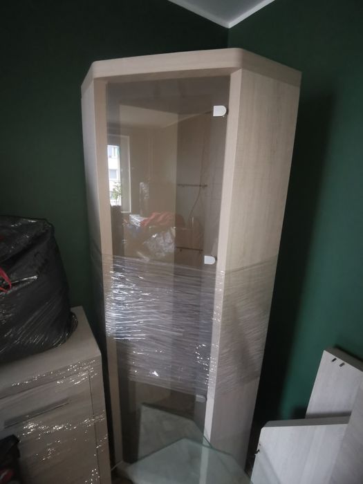 Szafa z szybą i półkami szklanymi led