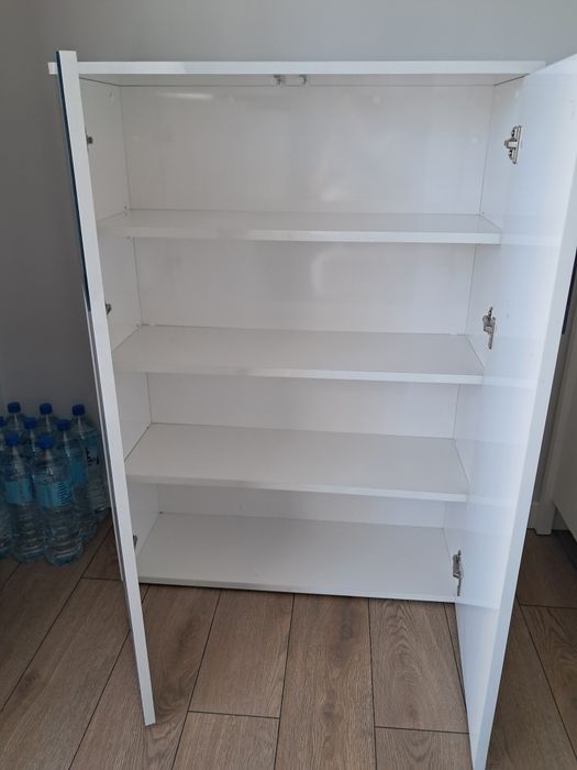 Szafka zamykana, biała.