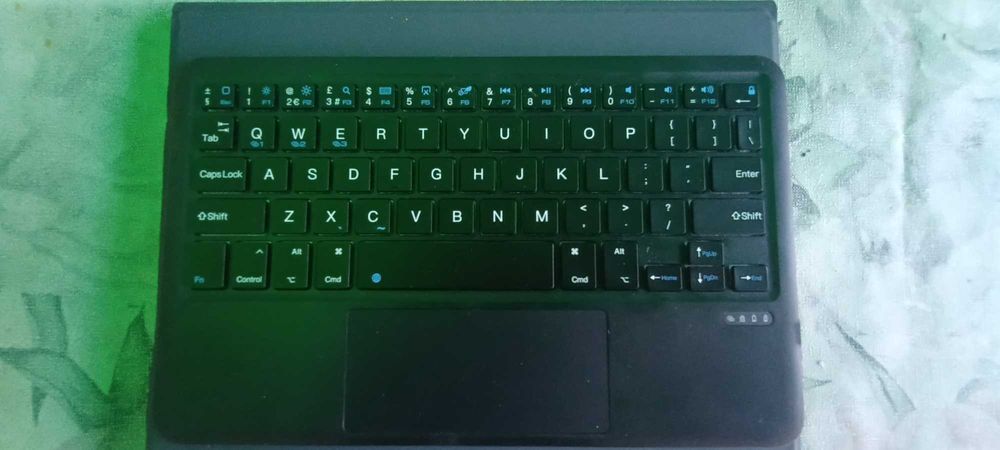 Чохол-книжка з bluetooth клавіатурою-тачпадом до плашета