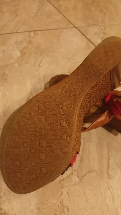 Sandały na koturnie