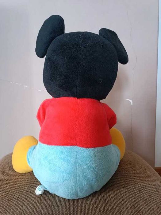 Peluche Mickey a segurar bola