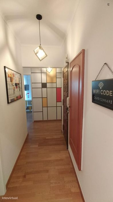 Quarto - localizado em Oeiras Lisbon