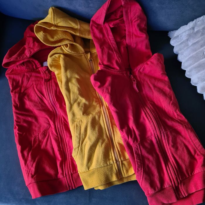 Bluzy rozpinane z kapturem 3 sztuki za 20 zł r 122