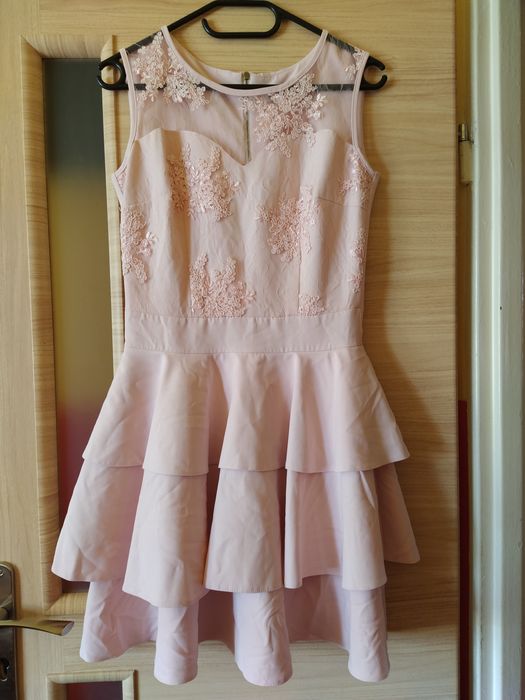 Sukienka puder jasny róż falbanki