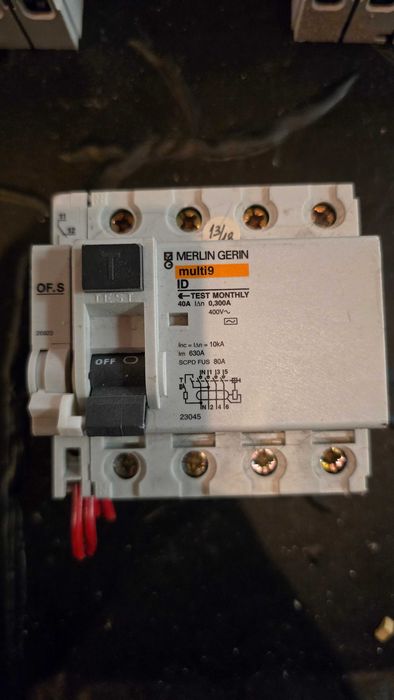Lote Material electrico Merlin Gerin, disjuntores, diferencias, interruptores