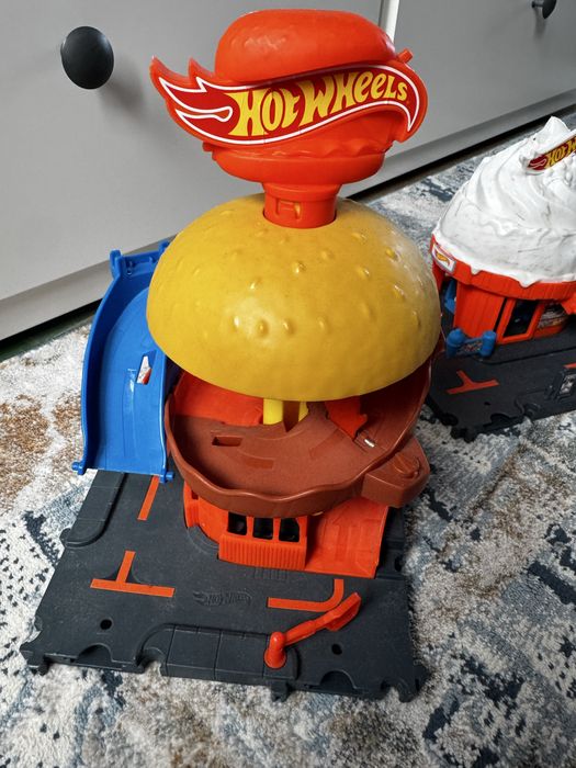 Hot Wheels Ciężarówka z pętlą  plus 2 zestawy