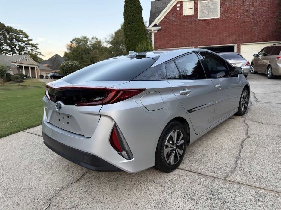 Toyota Prius Prime Plus      2017