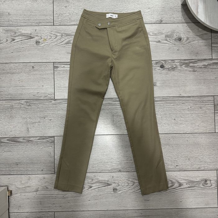 Штани кольору хакі