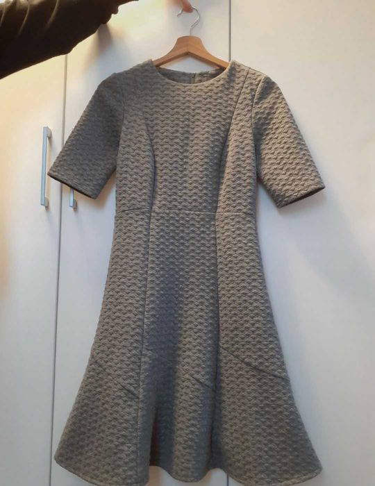szara sukienka z grubszego materiału