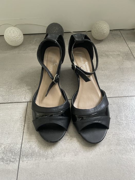 Czarne sandały na koturnie Jenny Fairy- rozmiar 38