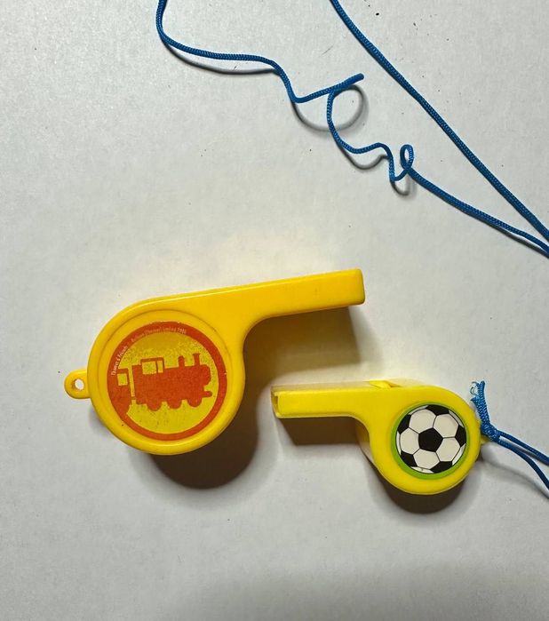 два пластикові свистки-іграшки з McDonald’s Happy Meal