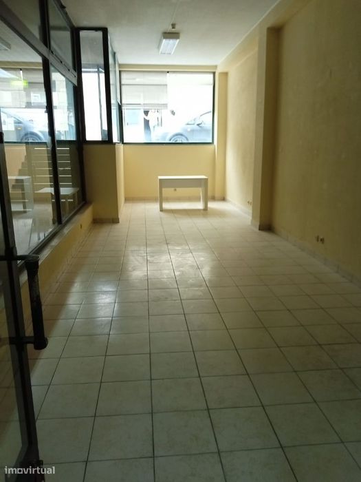 Loja com montra para o parque da cidade
