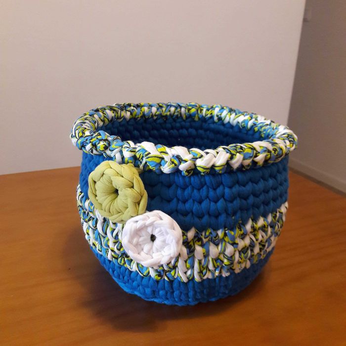 cestos em croché feitos à mão
