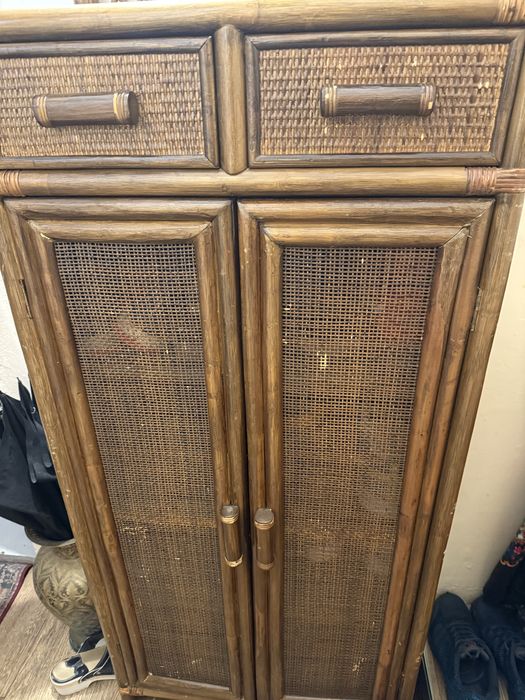 Komoda Ratan wysoka z polkami