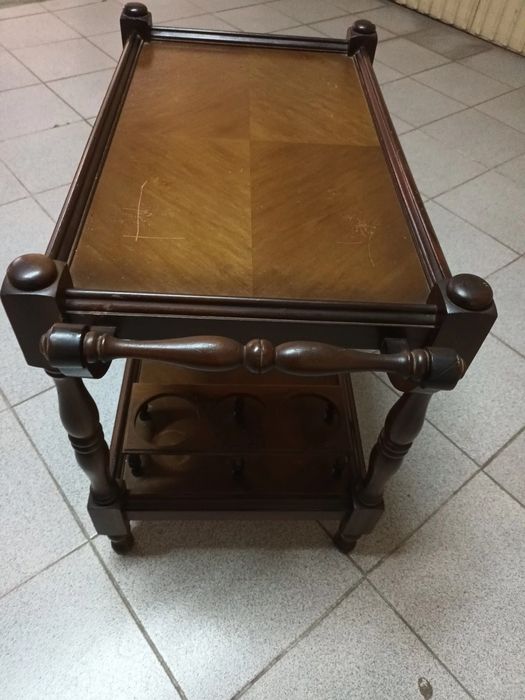 Mesa de apoio, em madeira escura