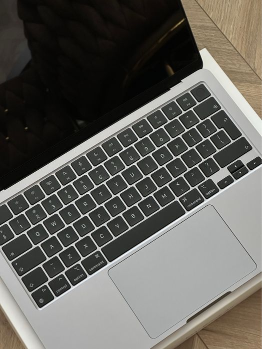 Apple MacBook Air M2 - 24GB Ram / 256GB SSD - Stan IDEALNY!