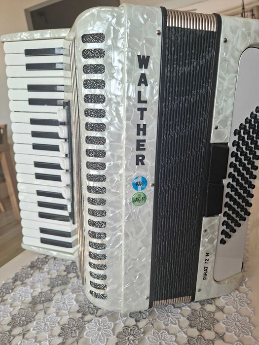 Sprzedam Akordeon Walther 72 basy