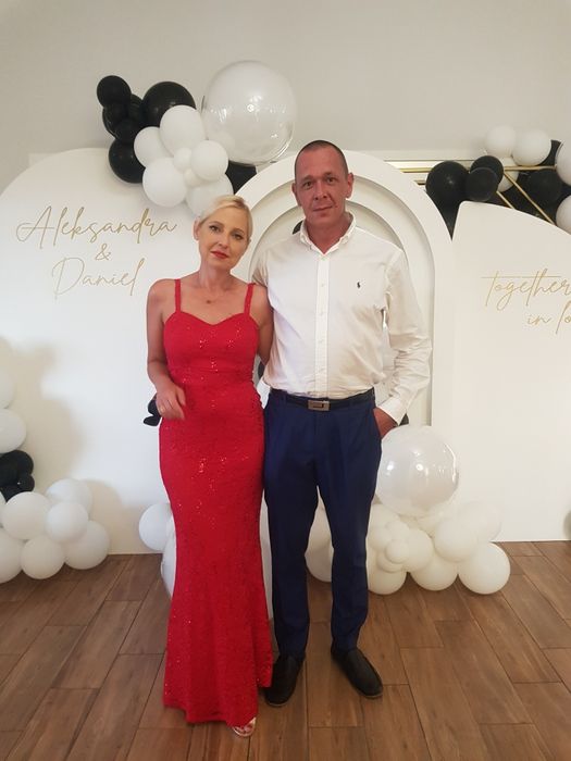 Piękna, czerwona sukienka z koronki