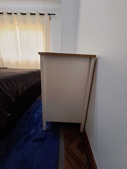Cama casal com colchão e dois cabeceiras,cómoda branca fica por 40€.