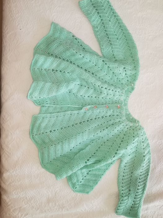 Hand-knitted coat for 6–8 months, used twice.