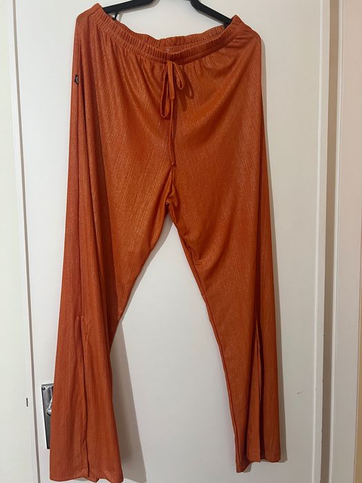 Calça Pantalona tecido leve e fino.