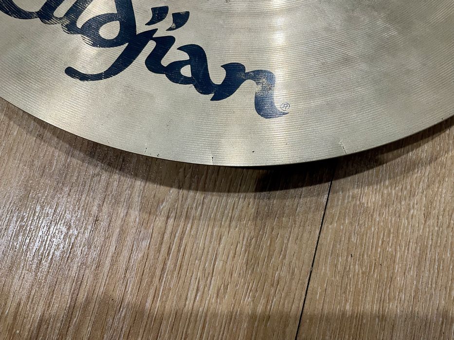 Pratos bateria 16” crash zildjian  A custom + Sabian AAX