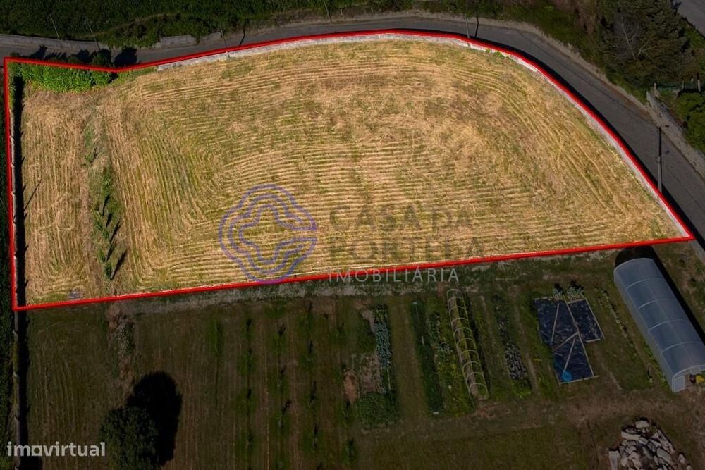 Terreno urbano com 2.701 m2 em Vila do Conde com possibilidade de cons