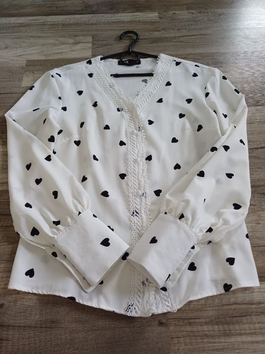 Koszula damska biała śmietankowa w czarne serca CBR S