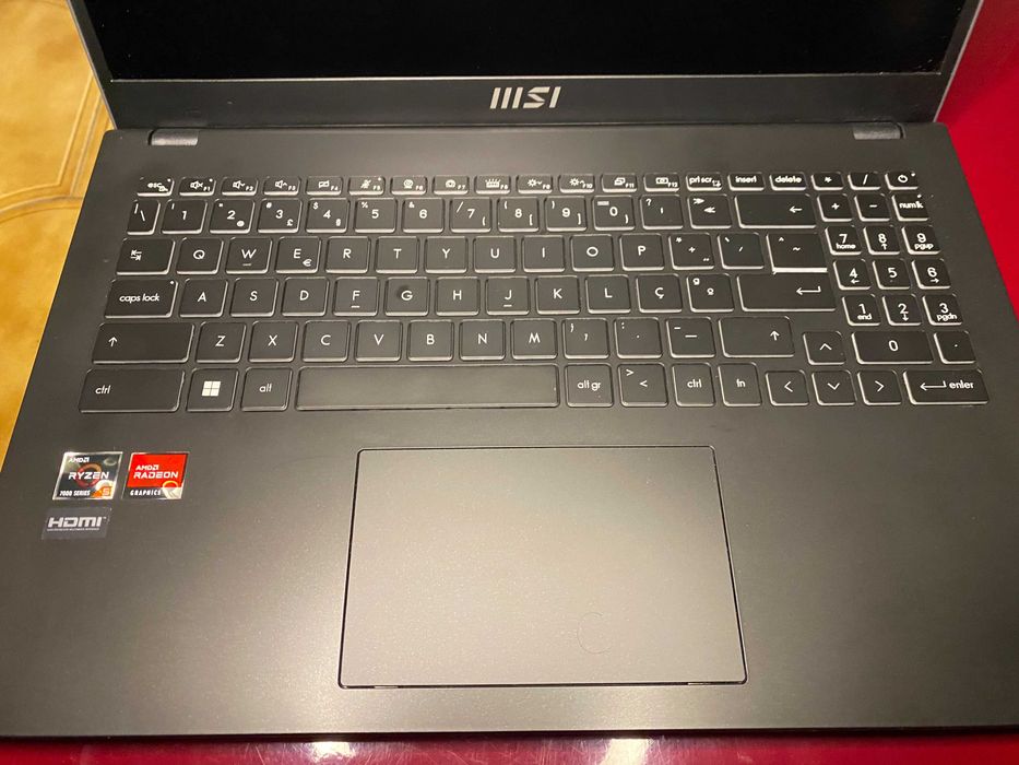 Portátil MSI 15.6" Modern 15 B7M-213XPT Classic Black