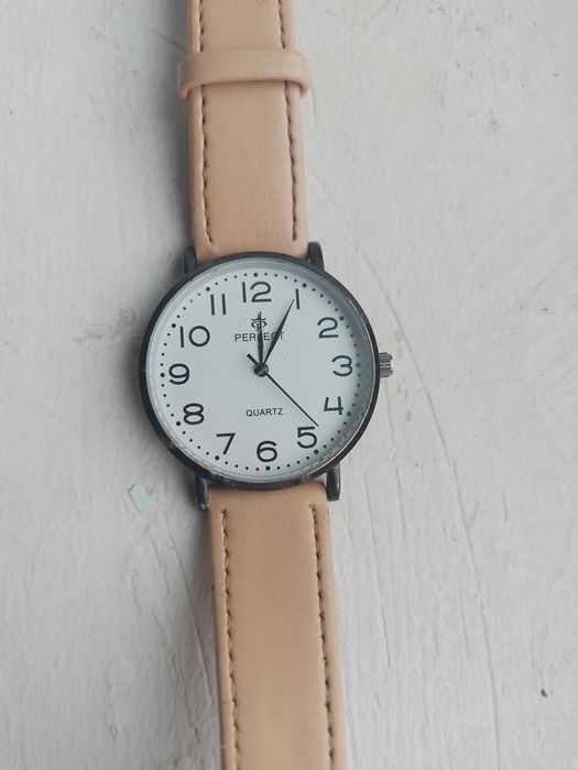 Часы на руку , кварцевые . Фирма Perfect. Влагозащита.