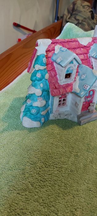 Ceramiczny porcelanowy domek plus figurki