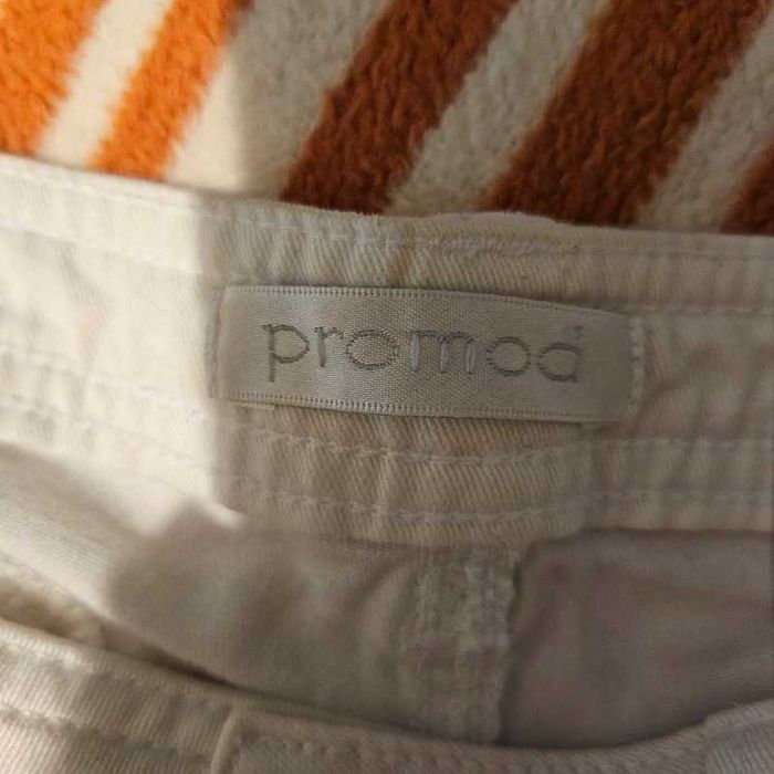 Białe spodenki Promod
