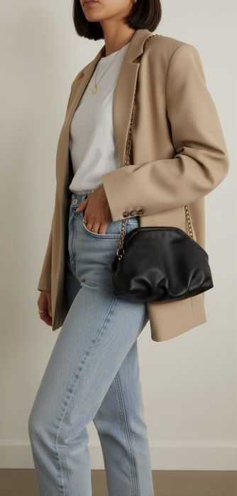 Czarna torebka na złotym łańcuszkiem