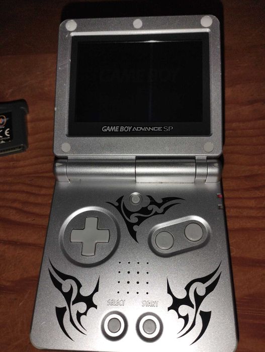 Game Boy Advance SP - AGS-001 - Versão Tribal + Acessórios e Jogo