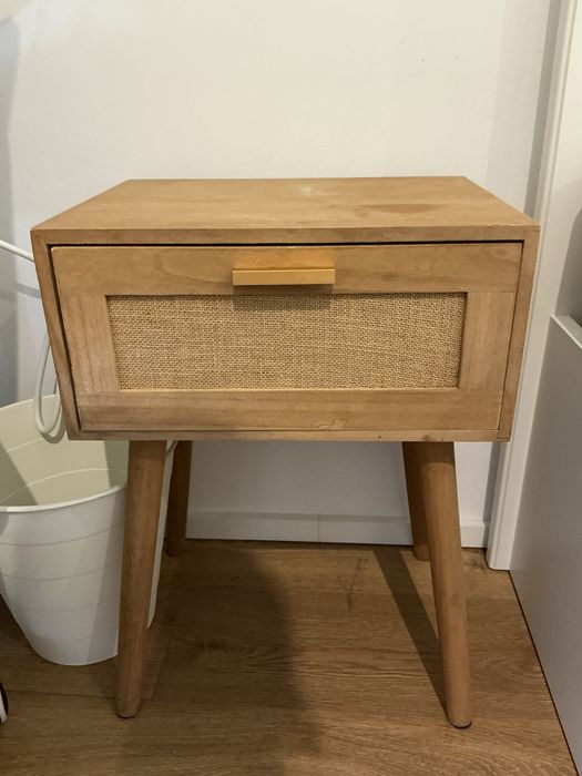 Mesa de cabeceira em madeira, com gaveta e estilo Boho