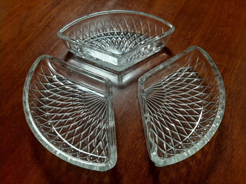 Гарнитур из трёх хрустальных тарелок.