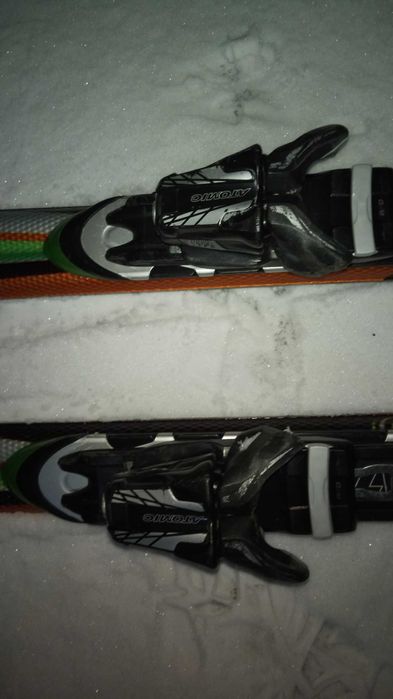 палки лыжные лыжи карвинговые ATOMIC шлем горнолыжный