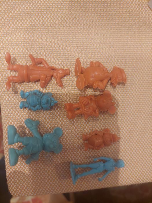 Brindes bonecos monocromaticos