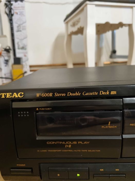 Magnetofon Teac model podany na zdjeciu