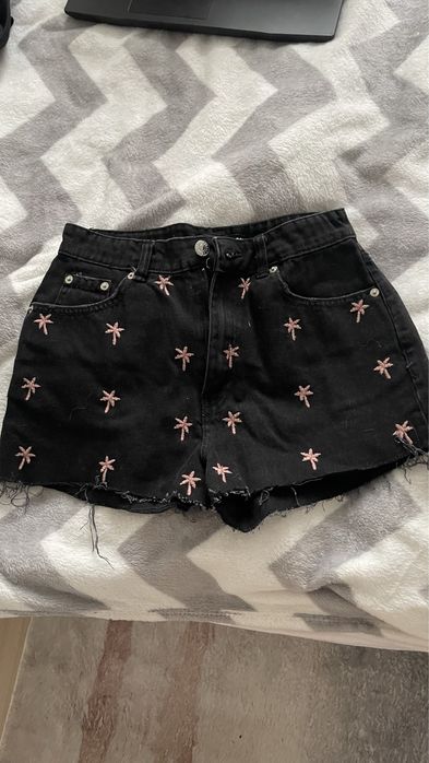 Czarne dzisnowe szorty w palmy pull & bear S/36