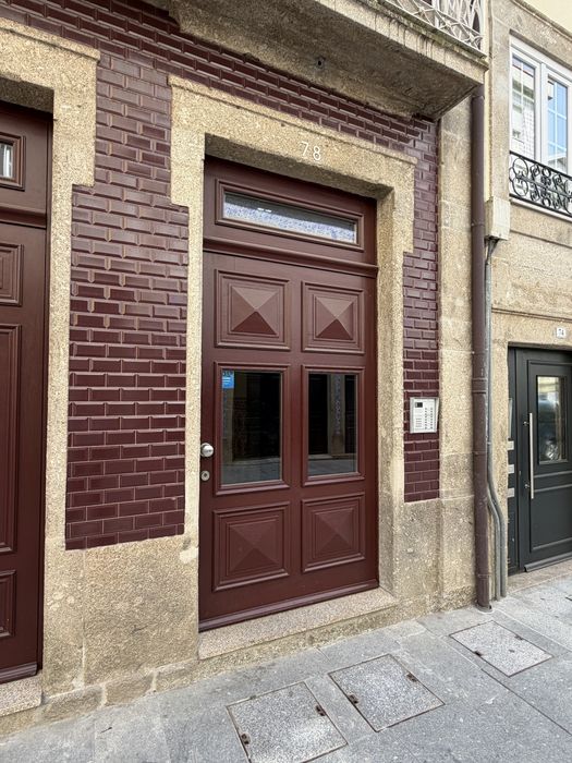 Apartamento T0 no centro de Braga. Como novo e completamente mobilado.