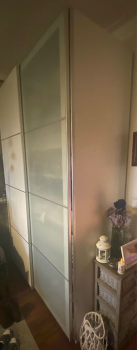 Roupeiro grande em branco porta em vidro