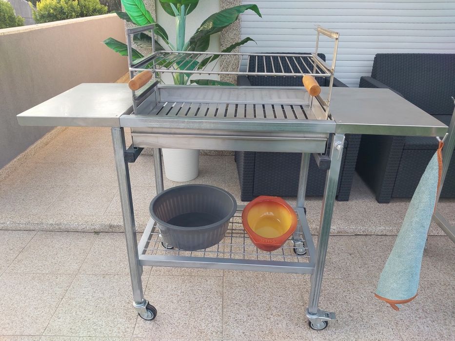 Churrasqueiras novas com ou sem rodas, tem queimador, grelha e mesas de apoio em inox