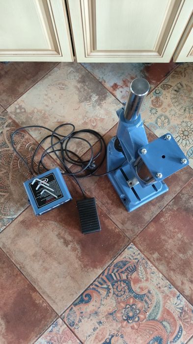 Прес закльопачник електричний