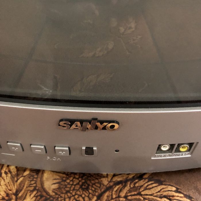 Televisao + TDT + cabos sanyo