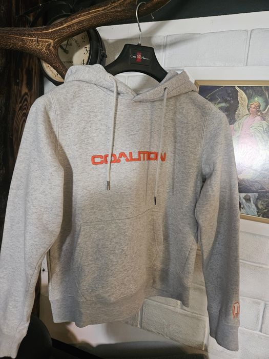 Szara damska bluza z kapturem.