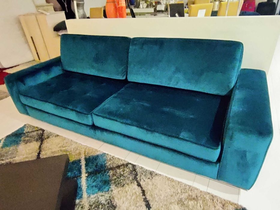 Sofá em Veludo Azul com base em Inox