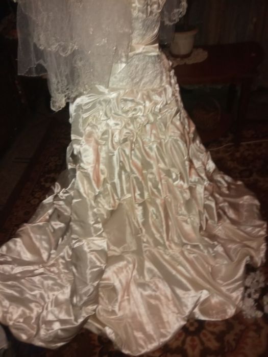 Свадебное платье с ыатой и аксессуарами.